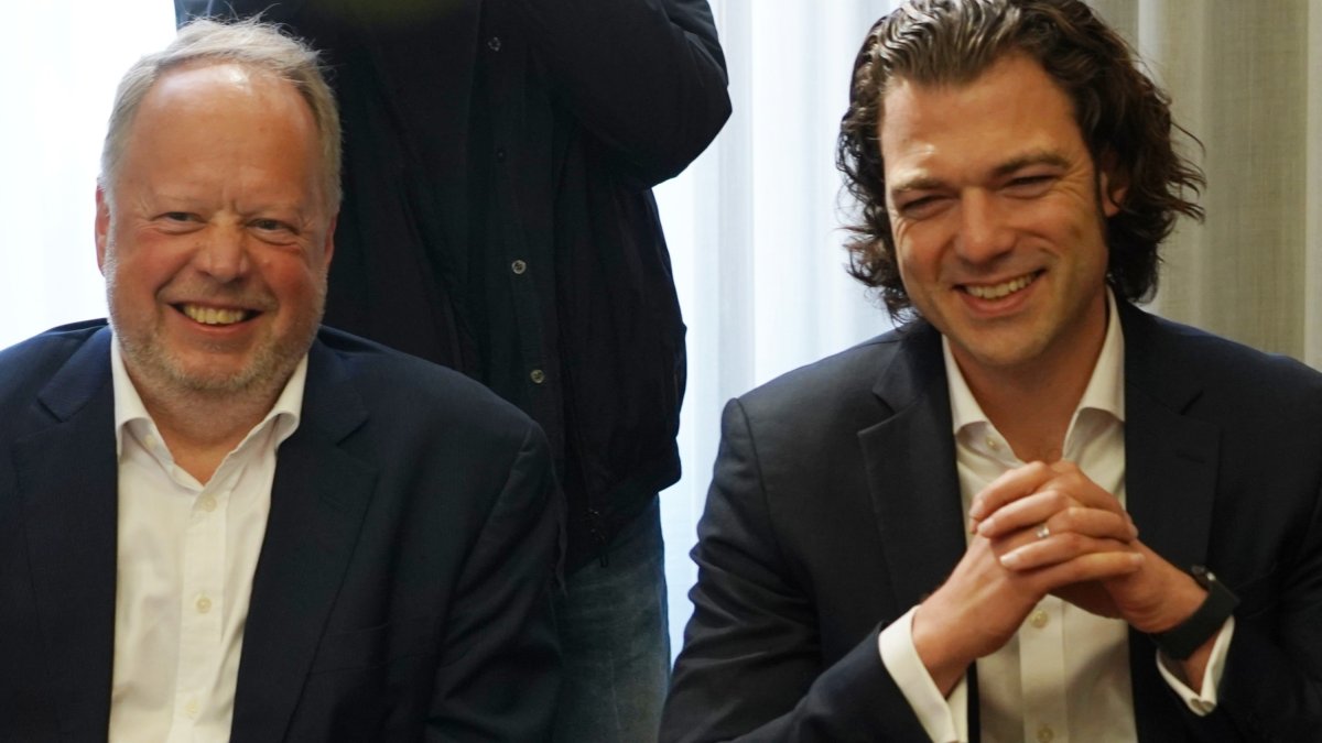 A la izquierda de la imagen Andy Palmer y a la derecha el consejero delegado y fundador de InoBat Auto, Marian Bocek.  ICAL