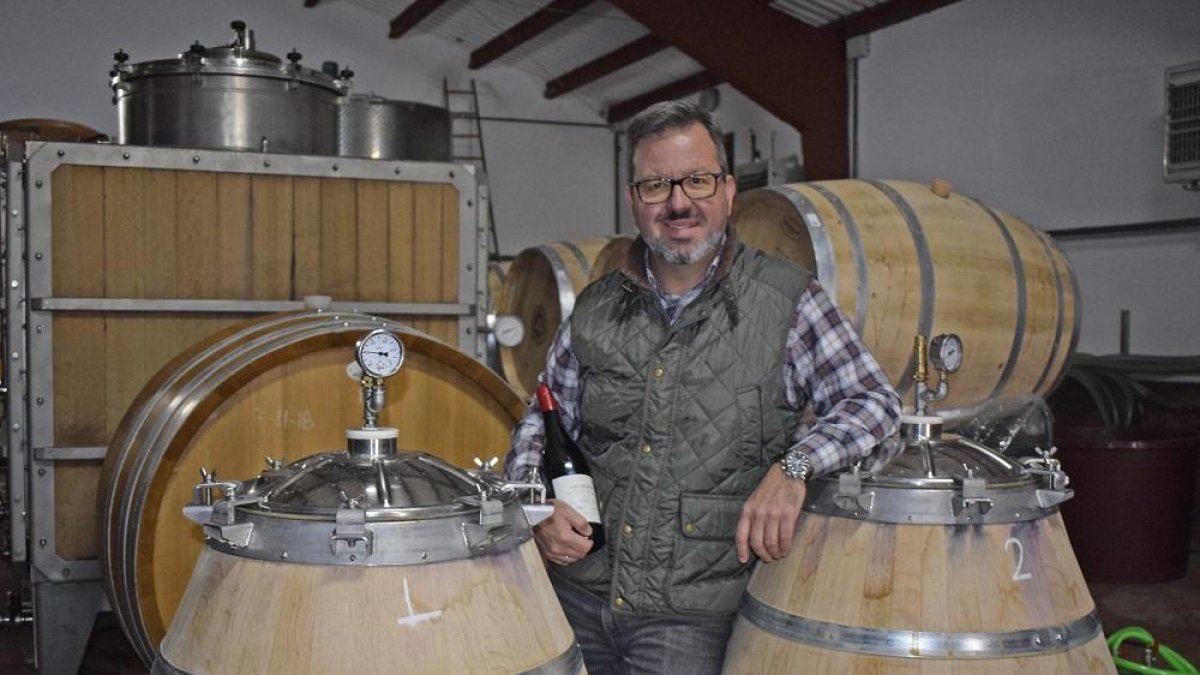 Javier Rodríguez en la nave de su bodega con distintos envases para la fermentación y crianza en Villafranca de Duero, en la DO Toro.-