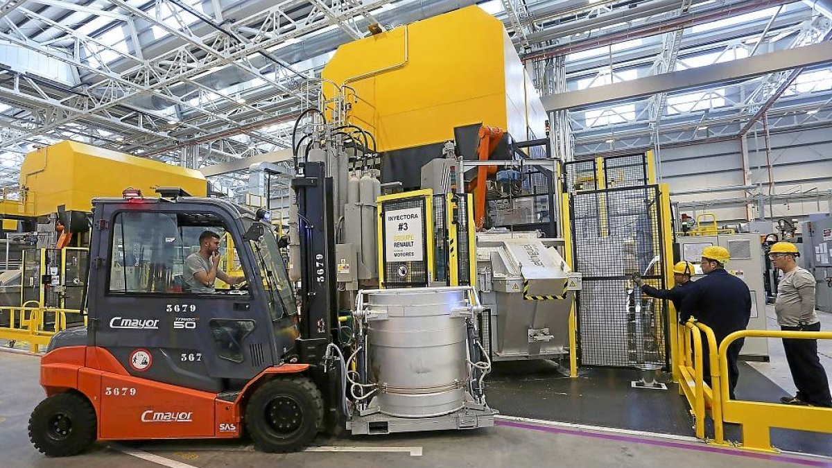 Varios trabajadores de Renault, en la planta de Valladolid, en una imagen de archivo.-MIGUEL ÁNGEL SANTOS / PHOTOGENIC