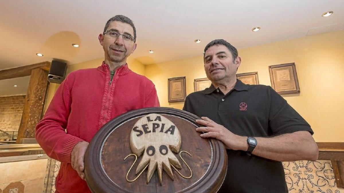 José Javier y Servando Martínez en el bar La Sepia en la calle Jesús.-M. Á. Santos