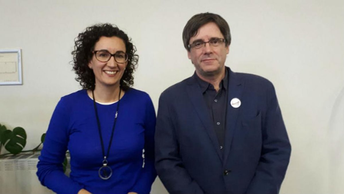 La dirigente de ERC, Marta Rovira, junto al president de la Generalitat cesado, Carles Puigdemont, en Bruselas.-PERIÓDICO