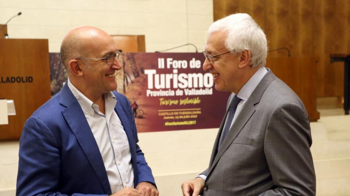 El presidente de la Diputación de Valladolid, Jesús Julio Carnero, inaugura el II Foro de Turismo Provincia de Valladolid. Junto a él, el director ejecutivo de Programas Operativos y Relaciones Institucionales de la OMT, Márcio Favilla (D).-ICAL