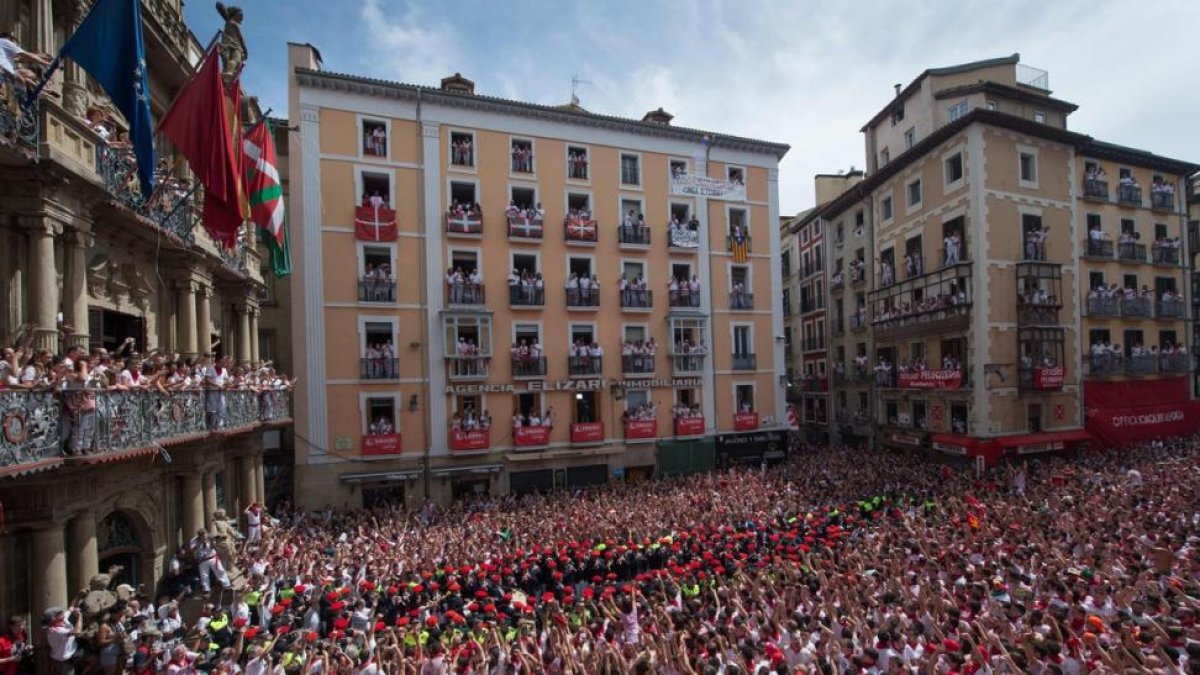 Celebración del Chupinazo que da inicio al San Fermín, el 6 de julio del 2017. /-MIGUEL RIOPA (AFP)