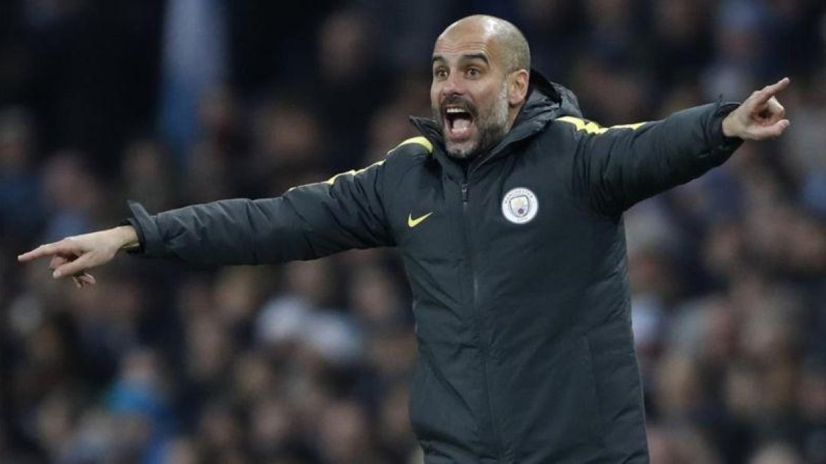 Guardiola da instrucciones durante el City-Arsenal.-REUTERS / CARL RECINE