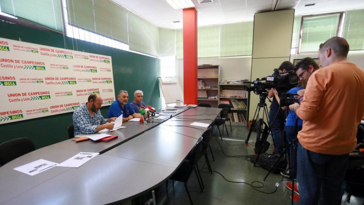 La Unión de Campesinos de Castilla y León (UCCL) expone su posición sobre la quema de rastrojos. De izquierda a derecha, Isidro del Campo, responsable de Cultivos Herváceos de UCCL); Valentín García, coordinador de UCCL-Valladolid; y Félix Arribas, presid-Ical