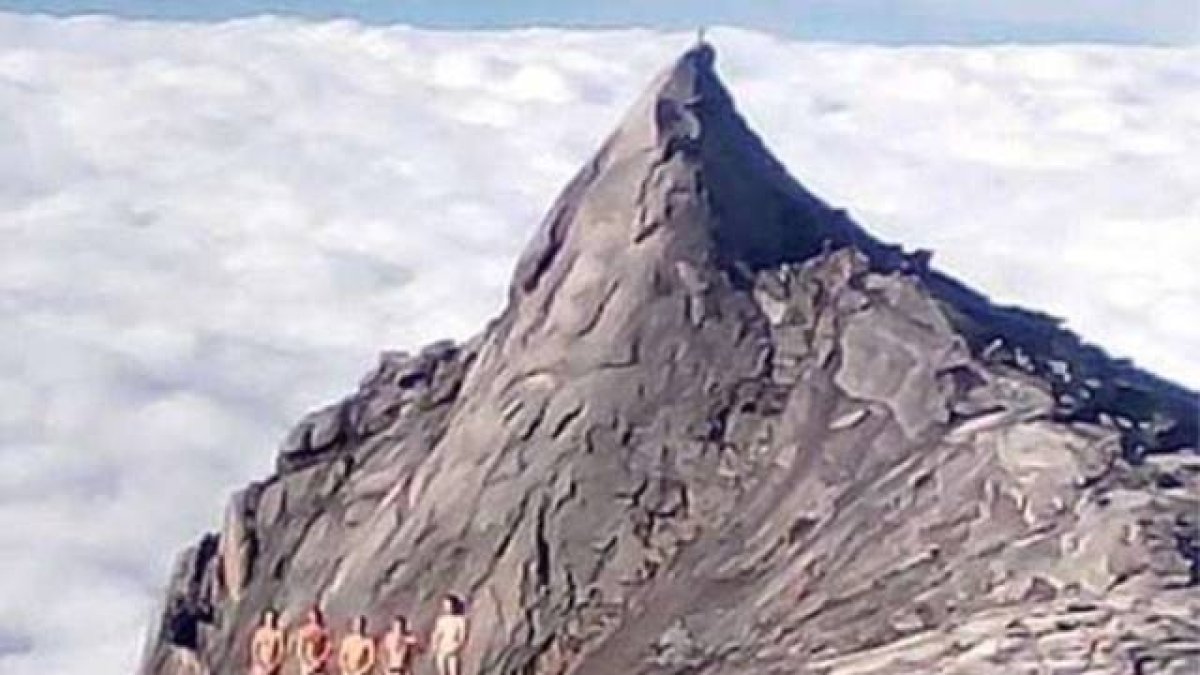 La foto de los turistas desnudos en la montaña Kinabalu, en Malasia.-Foto: PINTEREST / ELEANOR HAWKINS