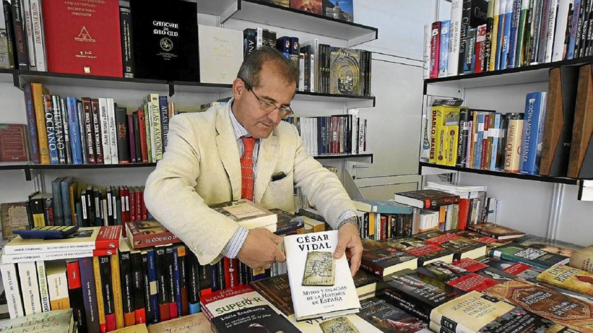 Marco Antonio Blanco, presidente del Gremio de Libreros y responsable de la librería ‘Don Quijote’, en 2010.-J. M. Lostau