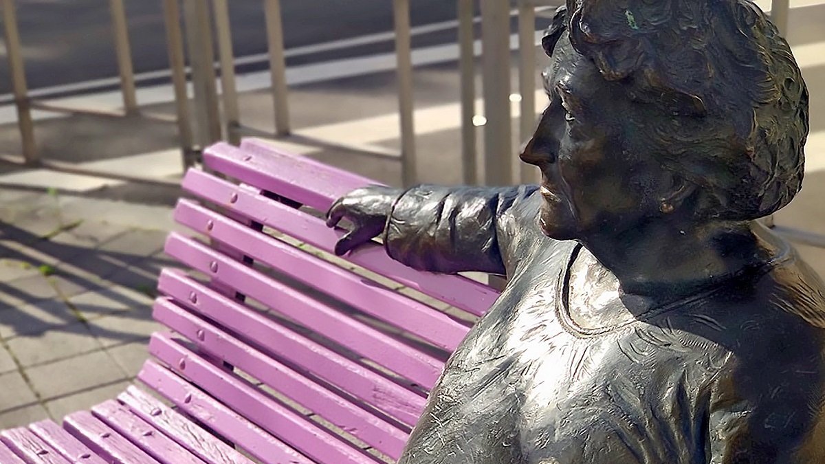 Escultura ‘Homenaje a Rosa Chacel’ hecha en bronce por Luis Santiago Pardo y ubicada en la Plaza de Poniente de Valladolid.- E.M.