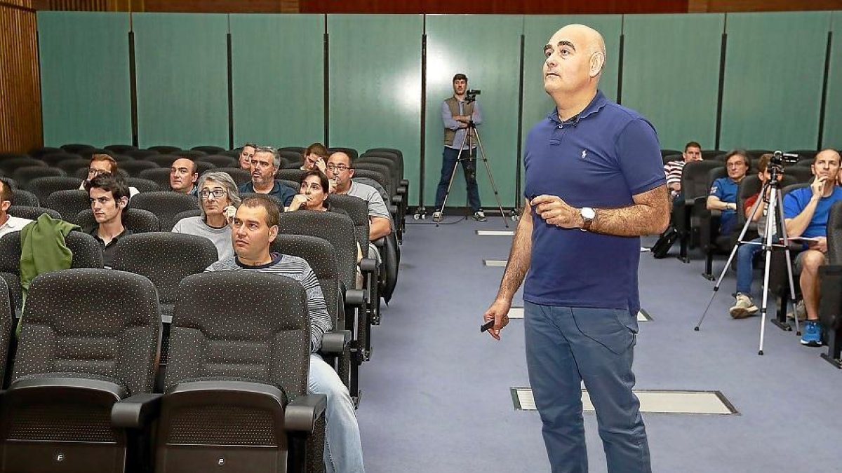 Juan Carlos Pastor, durante la charla de ayer en la Universidad Europea Miguel de Cervantes.-J. M. LOSTAU