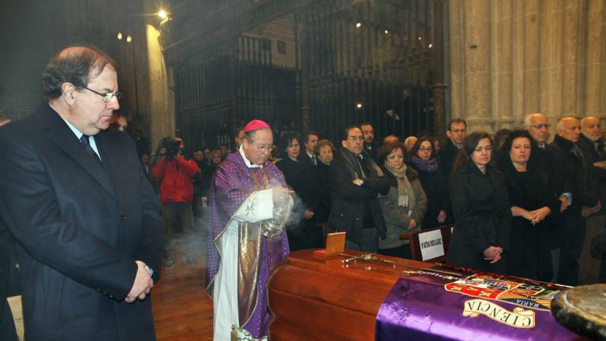 El presidente de la Junta, Juan Vicente Herrera observa como el obispo Esteban Escudero bendice el féretro del presidente de la Diputación Provincial, José María Hernández-Ical