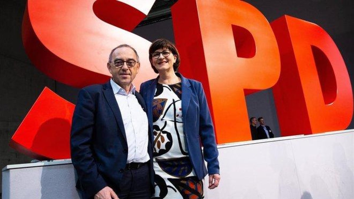 Saskia Esken (derecha) y Norbert Walter-Borjans, nuevos líderes del SPD.-EFE EPA / OMER MESSINGER