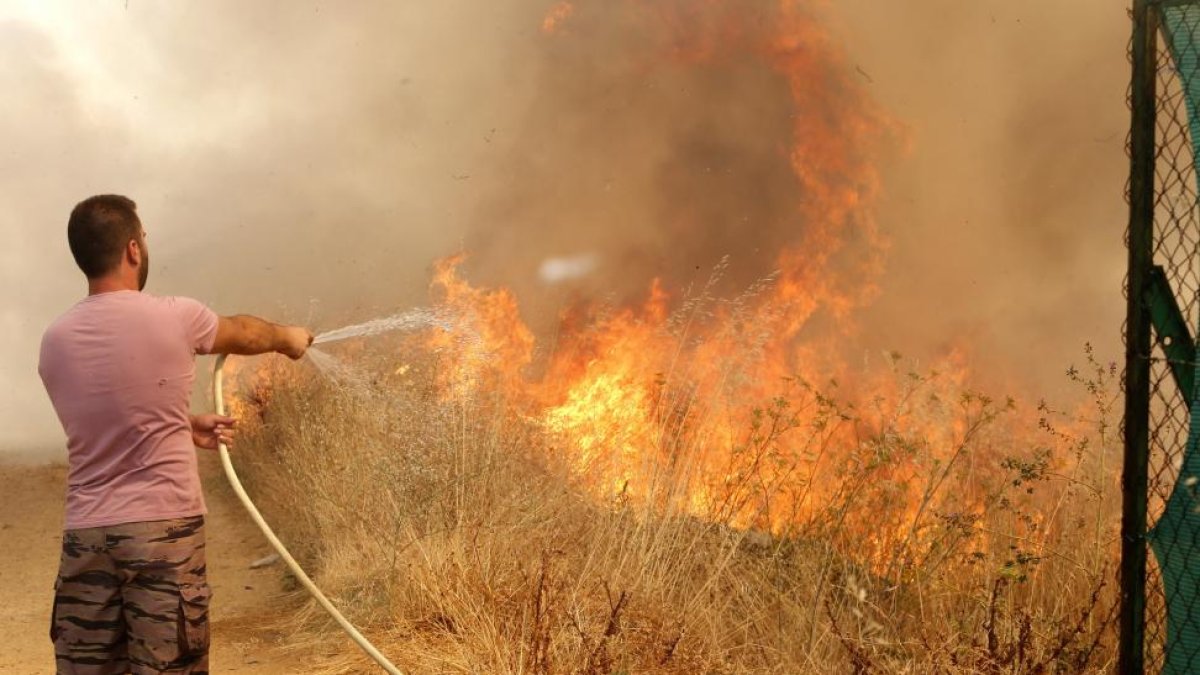 Incendio en el barrio de Puente Castro de León-ICAL