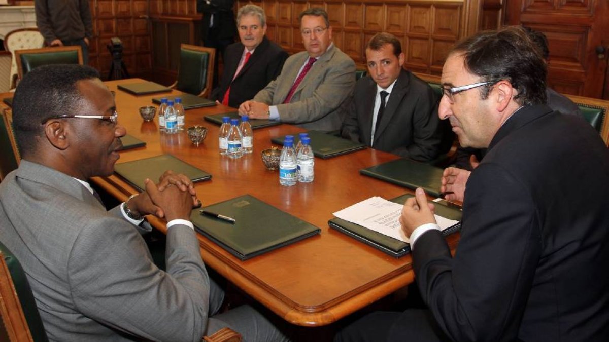 El alcalde de Palencia, Alfonso Polanco (D), recibe al embajador de Guinea en España, Frederic Kolié (I), en el despacho de la Alcaldía-Ical