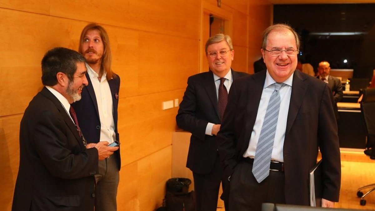 Herrera, a su llegada a la comisión, junto a Mitadiel, Fernández y Fernández Santiago.-PABLO REQUEJO / PHOTOGENIC