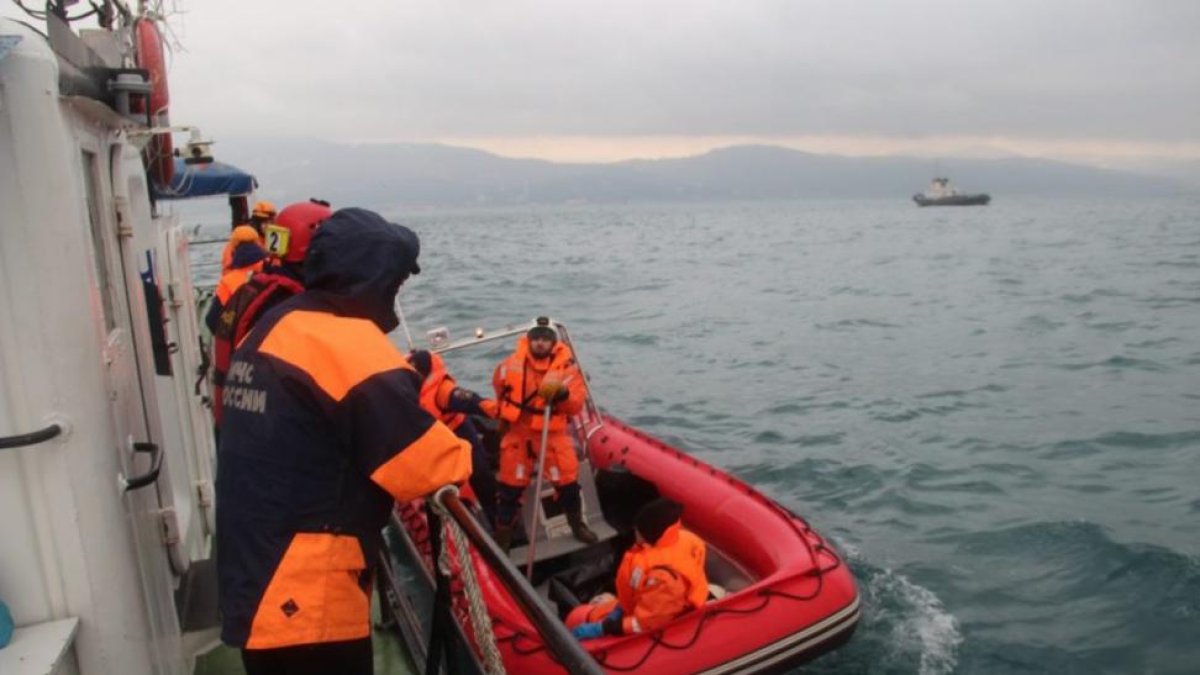 Los equipos de rescate buscan cadáveres del avión ruso siniestrado en el mar Negro.-EMERGENCIES MINISTRY HANDOUT HAN / EFE