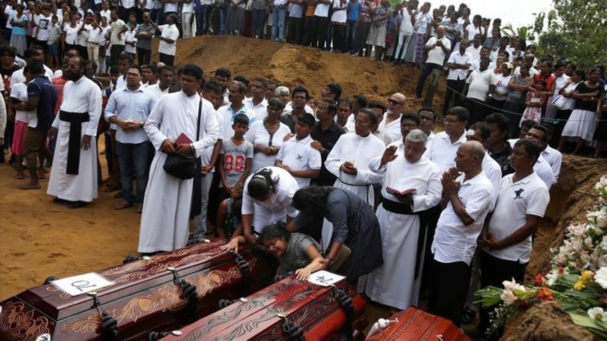 Funeral celebrado cerca de la iglesia de San Sebastián, en Negombo.-REUTERS ATHIT PERAWONGMETHA