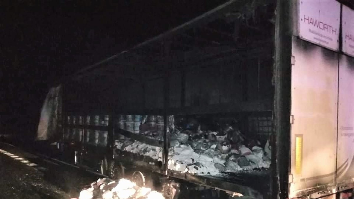 Un tráiler cargado de pintura se incendia en la A-11. / E. M.