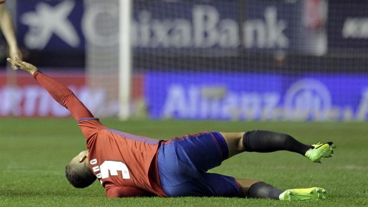Tano se duele sobre el césped.-EFE
