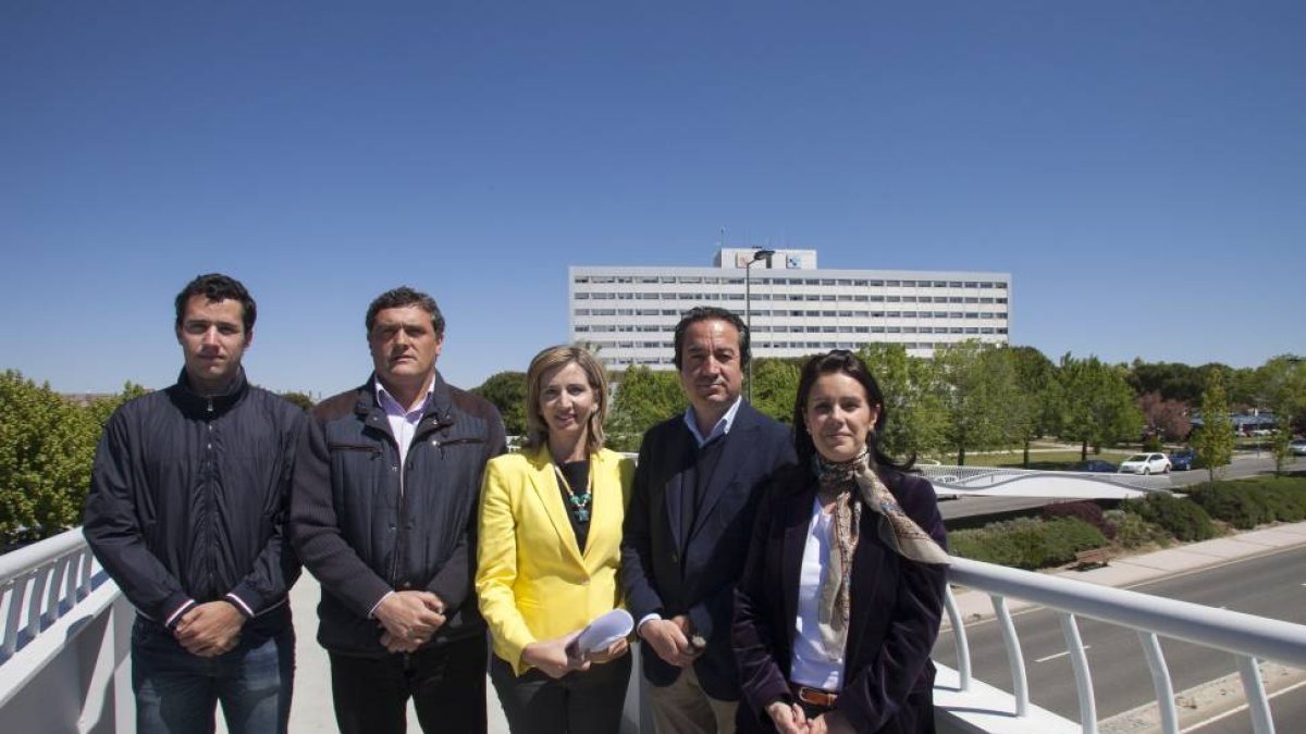 La candidata y cabeza de lista del PP a las Cortes de Castilla y León por Ávila, Alicia García, presentó sus propuestas en materia sanitaria. De I. a D. Antonio Jiménez, Pedro José Pascual, Alicia García, Vidal Galicia y Marisol Montalvo, retratados frent-Ical