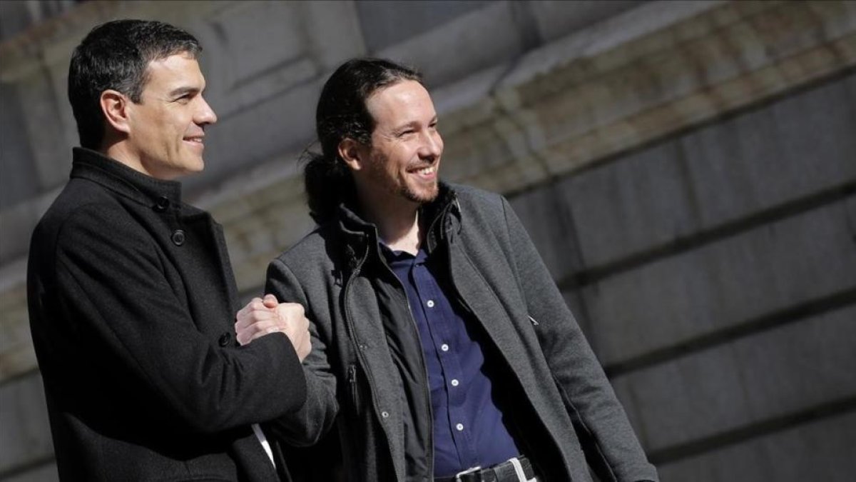 Sánchez e Iglesias, en el Congreso de los Diputados tras la reunión que mantuvieron el 30 de marzo del 2016.-JOSÉ LUIS ROCA