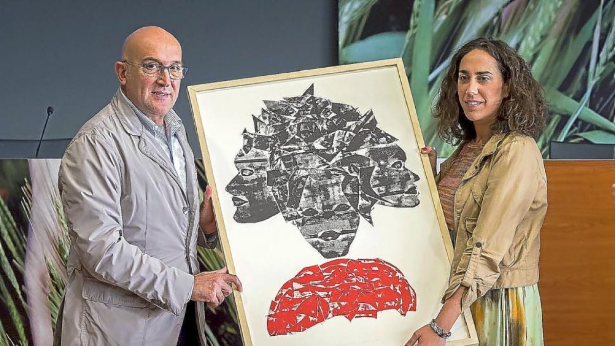 El presidente de la Diputación, Jesús Julio Carnero, entrega el premio a la emprendedora Rocío Sánchez.-EL MUNDO