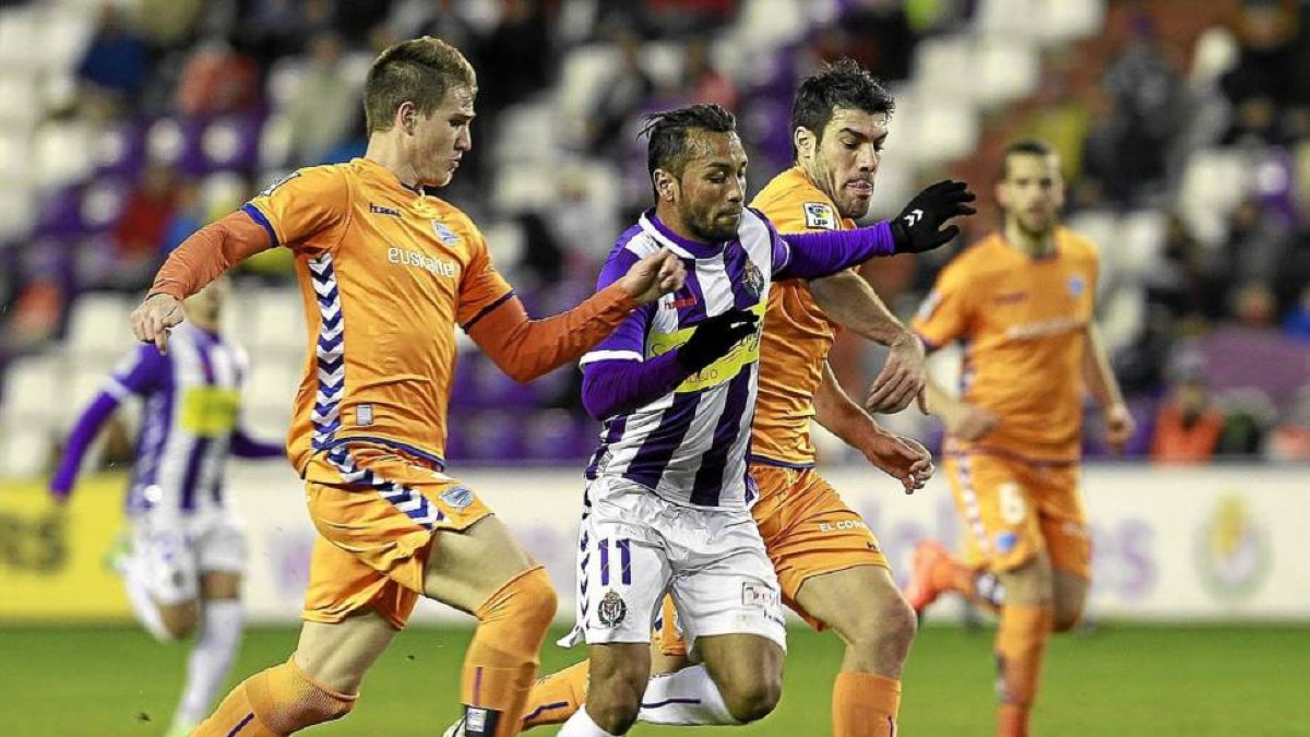 Jeffren corre tras el balón durante el partido del domingo frente al Alavés-J.M.Lostau