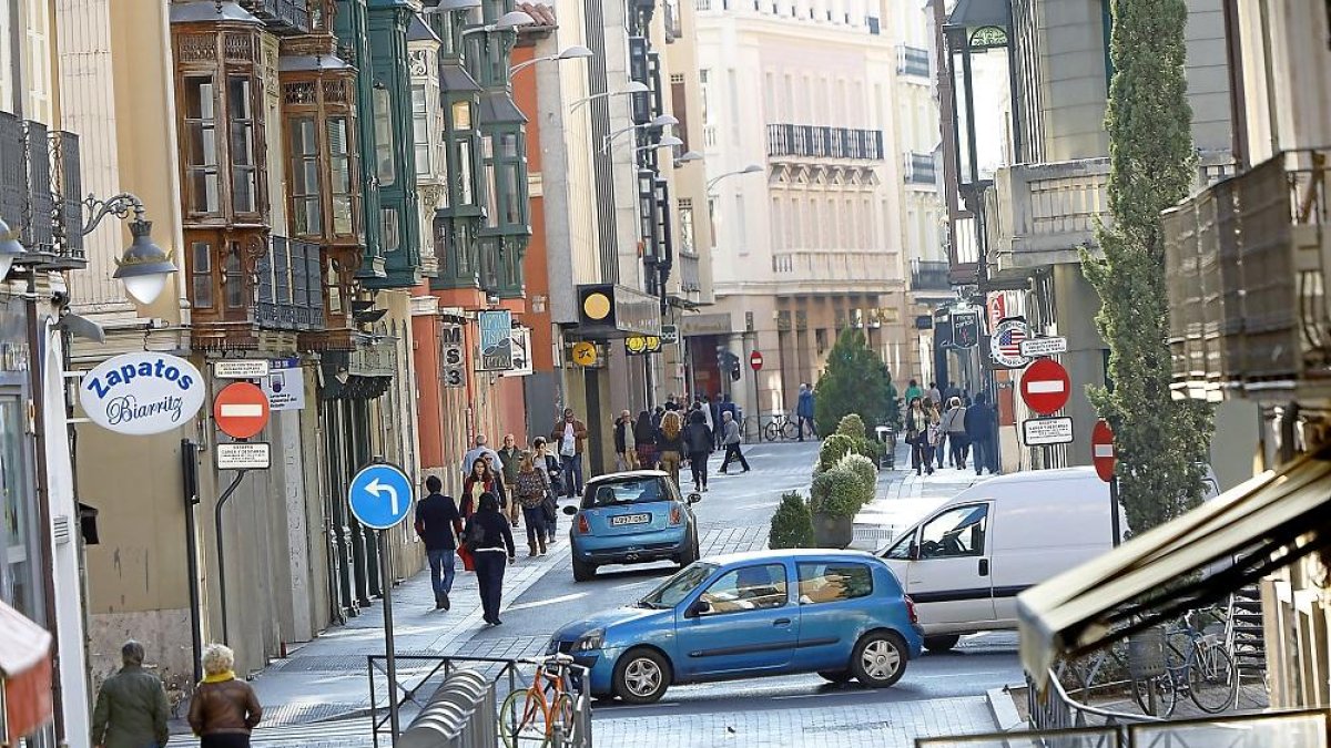 Coches cruzando, ayer, por la calle Regalado, peatonalizada.-J.M. LOSTAU