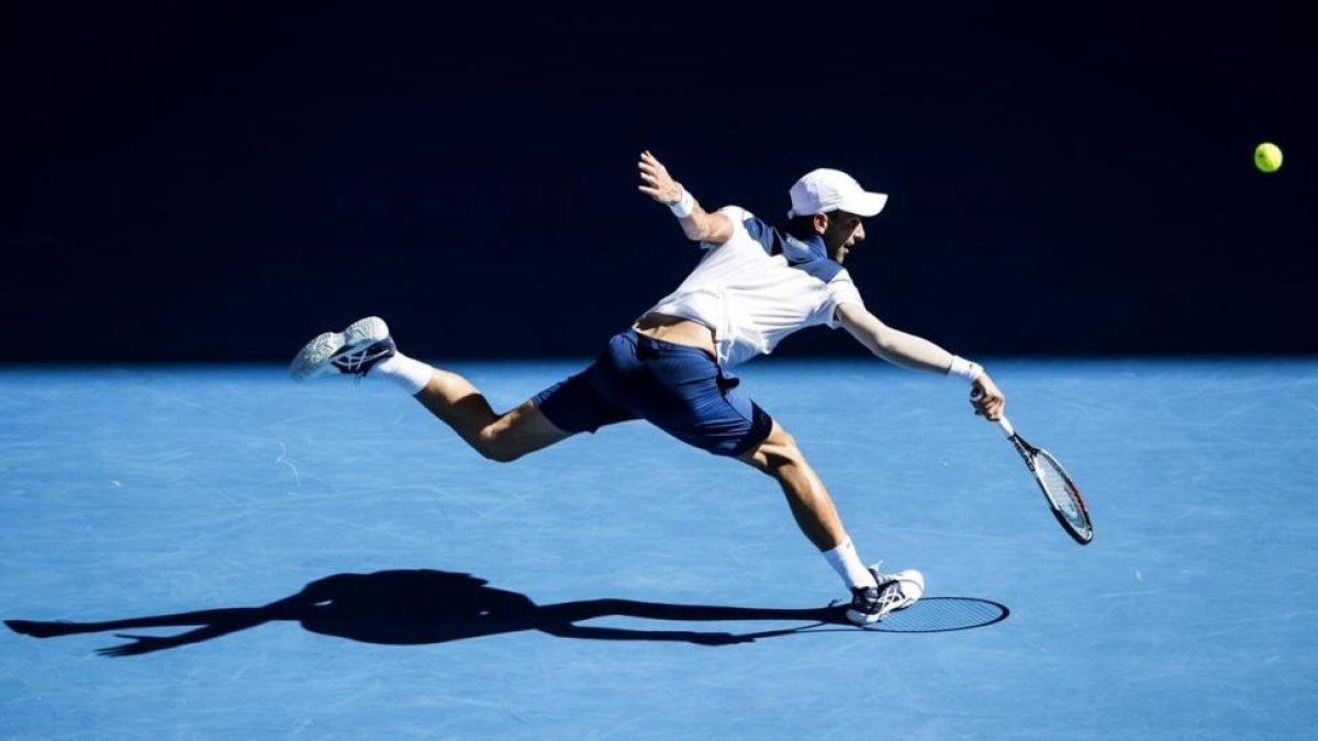 Djokovic devuelve un golpe de revés en el partido de su debut en Australia-XIN LI (GETTY IMAGES)