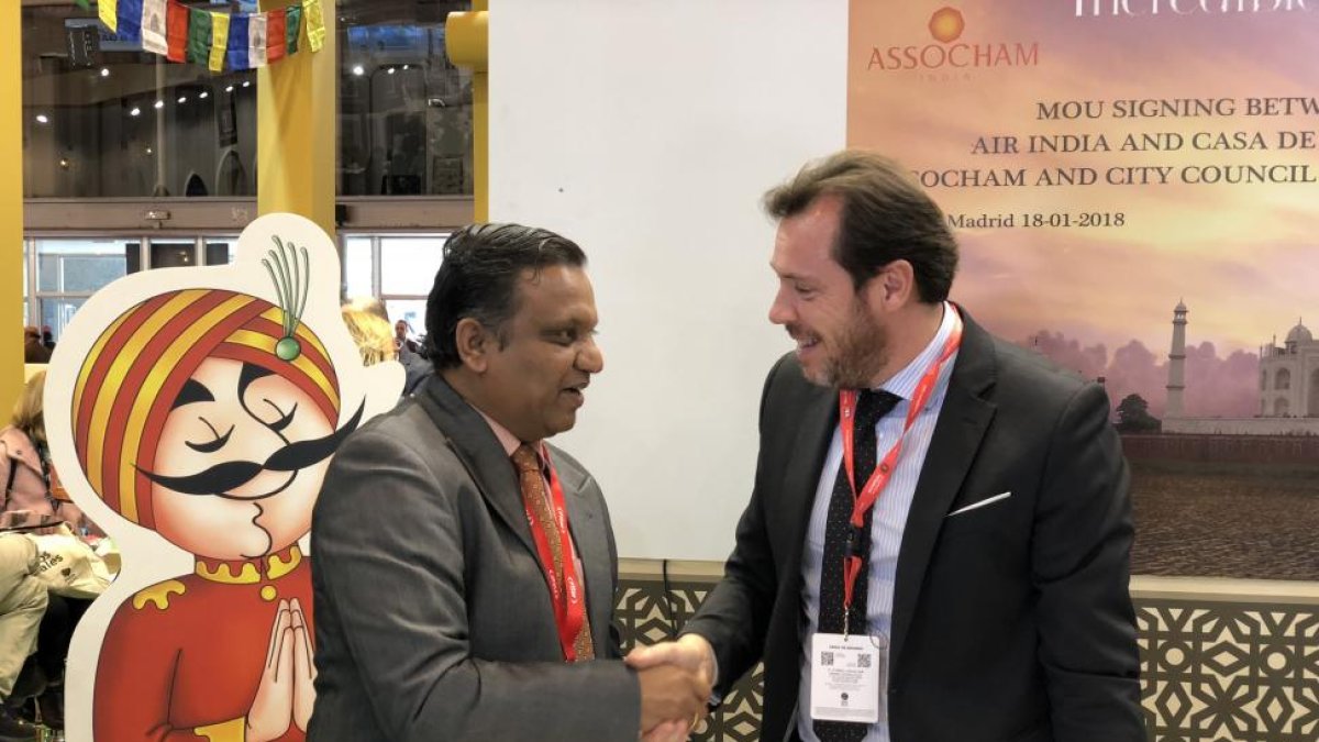 El alcalde de Valladolid, Óscar Puente, asiste a un encuentro internacional en el Pabellón de la India y firma varios convenios. En la imagen con Krishnakumar V. Kunjappan, delegado para España de la compañía aérea Air India-ICAL