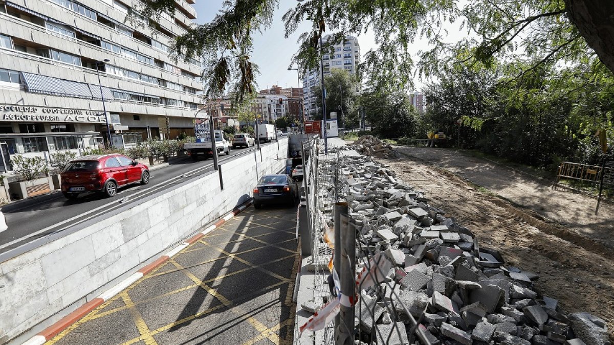 Obras en el carril bici de Isabel la Católica en el tramo final, junto al puente del Milenio. J.M. LOSTAU