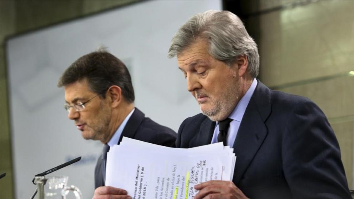 El portavoz del Gobierno, Iñigo Méndez de Vigo, y el ministro de Justicia, Rafael Catalá-JUAN MANUEL PRATS
