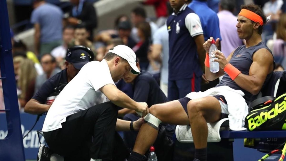 Nadal, atendido en la pierna en un torneo reciente.-GETTY IMAGES