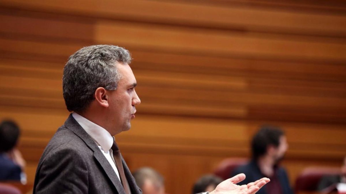 Intervención del procurador socialista Javier Izquierdo en el Pleno de las Cortes-ICAL