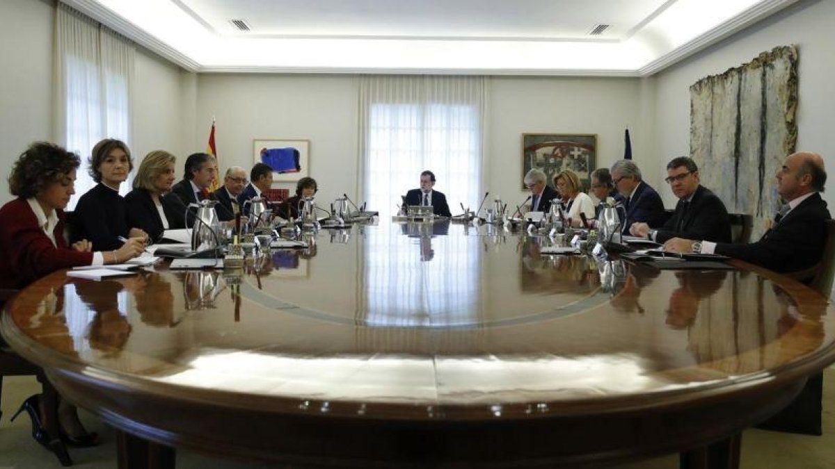 Reunión extraordinaria del Consejo de Ministros para aprobar cómo se aplicará el artículo 155 de la Constitución, este sábado.-EFE / JUAN CARLOS HIDALGO