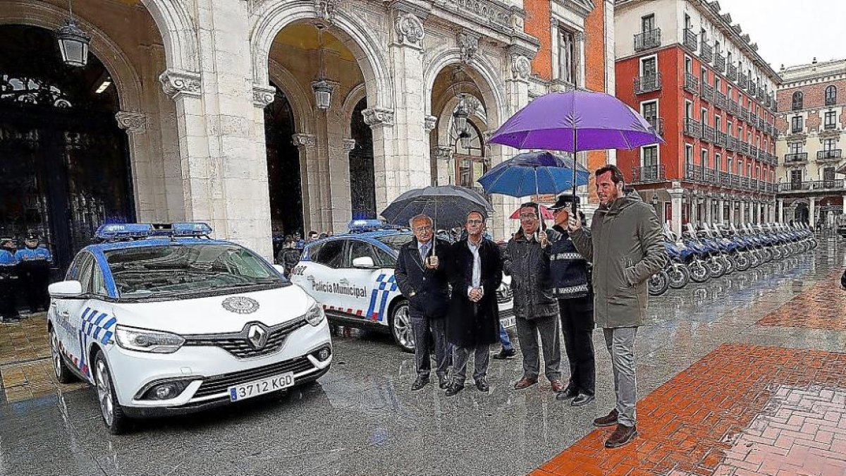 Óscar Puente junto a Julia González y Luis Vélez durante la presentación de los vehículos.-E.M.