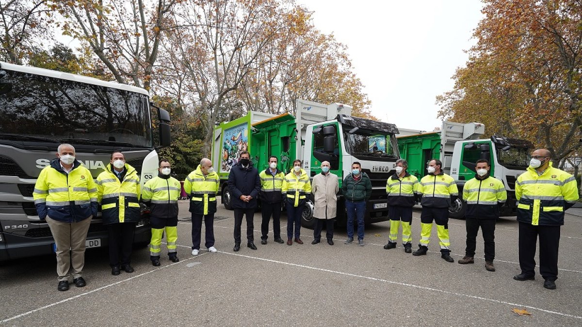 El alcalde, Óscar Puente, y el concejal de Salud Pública y Seguridad Ciudadana, Alberto Palomino, en la presentación de los nuevos vehículos para la flota del Servicio de Limpieza.- ICAL