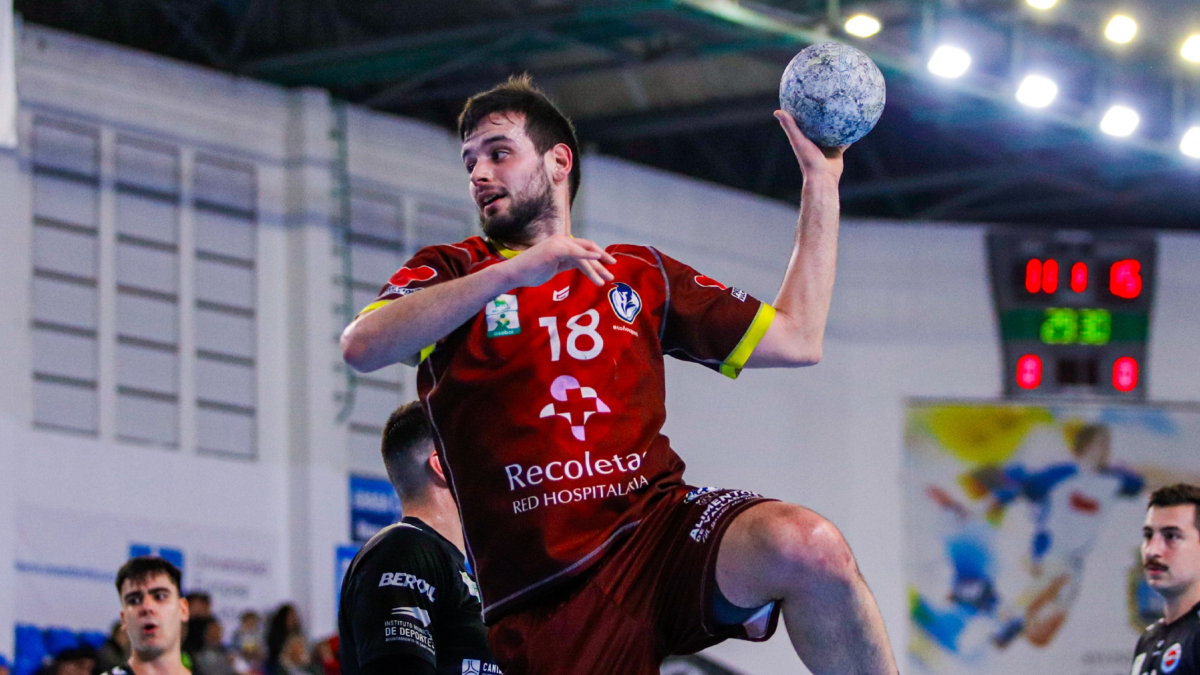 Álvaro Martínez tira ante jugadores del Sinfín.