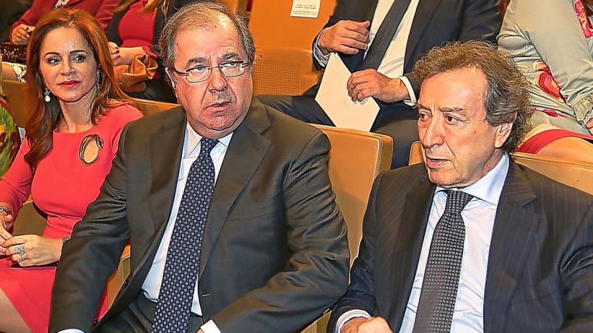 Silvia Clemente junto a Juan Vicente Herrera y José Antonio De Santiago-Juárez.-ICAL