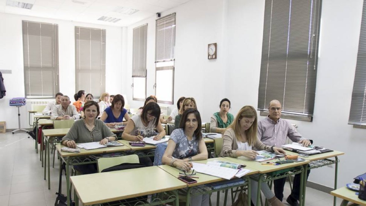 Varios alumnos de Educación para adultos durante una clase en Peñafiel.-EM.