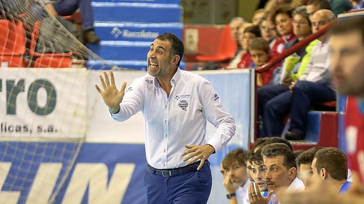 Pisonero da órdenes en un partido en Huerta del Rey.-MIGUEL ÁNGEL SANTOS