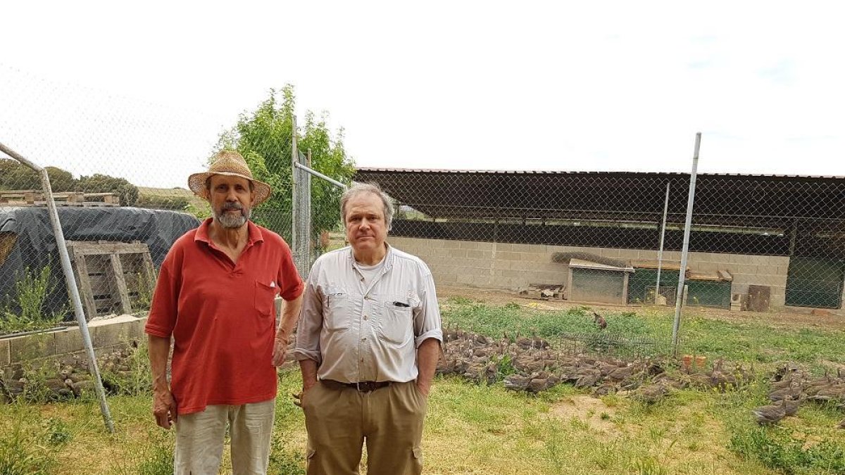 Los hemanos Ramón y Javier Monzón, en la finca de su propiedad.-L. VELÁZQUEZ