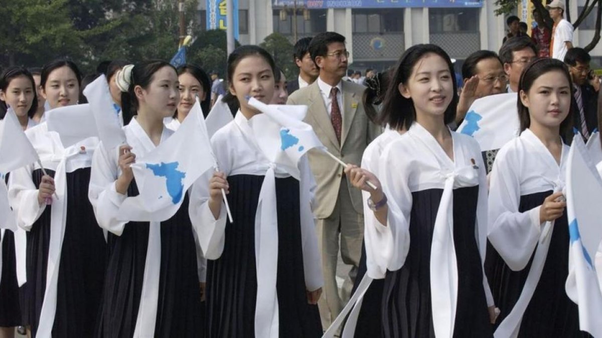 Grupo de animadoras de Corea del Norte en el Campeonatos de Atletismo de Asia en el 2005-AFP / HWANG SUNGHEE