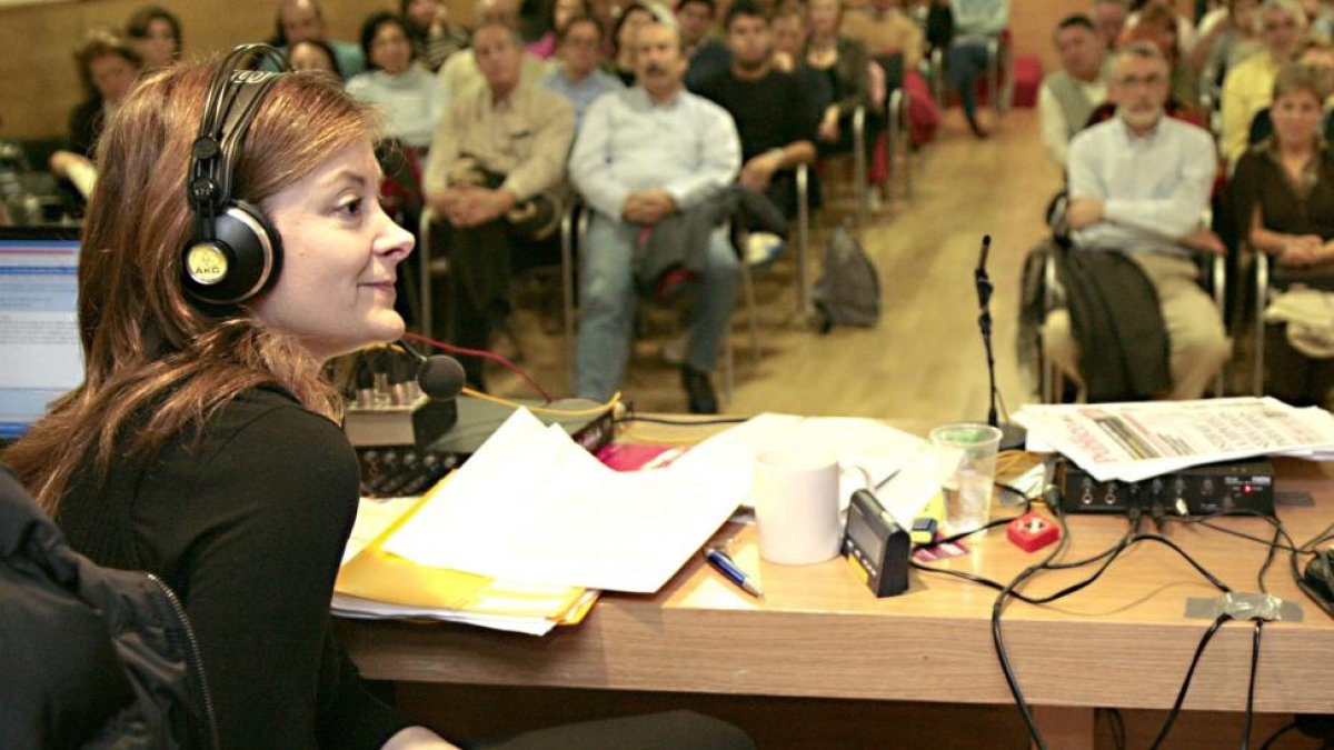 La periodista de Radio Nacional de España, Pepa Fernández, retransmitiendo su programa 'No es un día cualquiera', en el año 2008 en el Centro e-LEA de Urueña.-ICAL