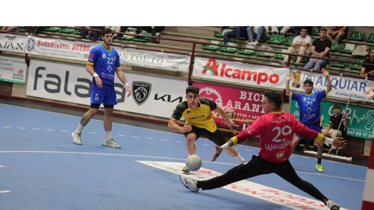 Lamariano se dispone a detener un lanzamiento ante Aranda en la Copa de Castilla y León. / J. CALVO