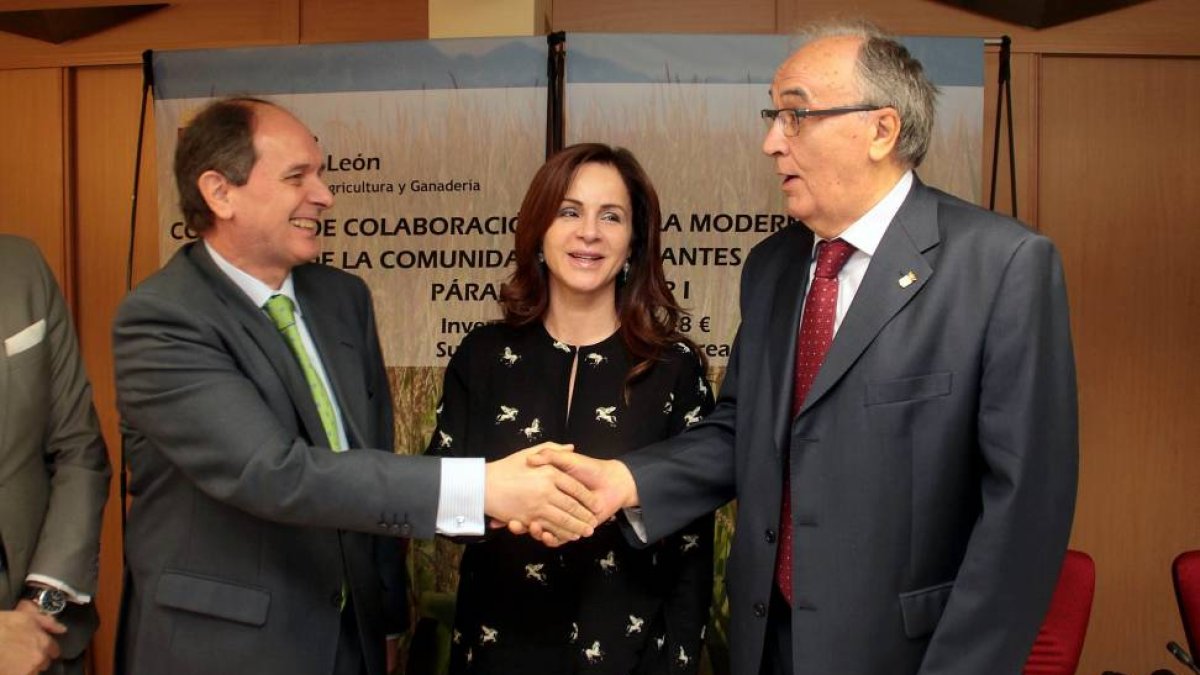 a consejera de Agricultura y Ganadería, Silvia Clemente, firma un convenio de colaboración con Francisco Norte (I), presidente de Seiasa, y Ramón Ferrero (D), presidente de la Comunidad de Regantes del Canal del Páramo-Ical