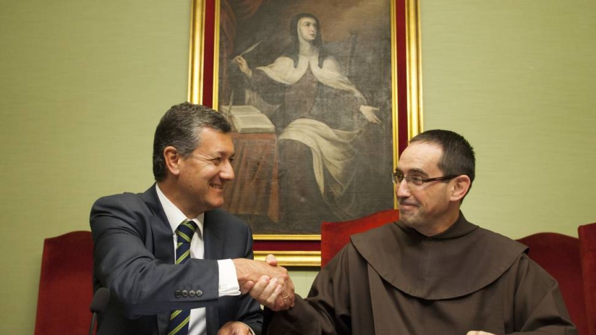 De I. a D. el coordinador de Negocios y Relaciones Institucionales de Bankia en Castilla y León, José Manuel Espinosa; y el presidente de la Fundación para el V Centenario, Miguel Márquez-Ical
