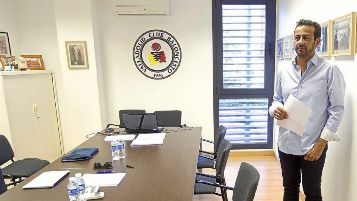 REUNIÓN DE SUNIL CON SUNIL PARA APROBAR LAS CUENTAS. Así se desarrolló la Junta General del CB Valladolid, a la que sólo asistió el ex presidente Sunil Bhardwaj, en calidad de accionista. No acudieron los representantes de la Fundación Baloncesto Valladol-J. M. Lostau