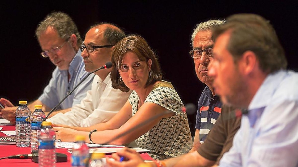 María  Sánchez escucha  la intervención de Óscar Puente durante la asamblea vecinal en Las Villas.-MIGUEL ÁNGEL SANTOS