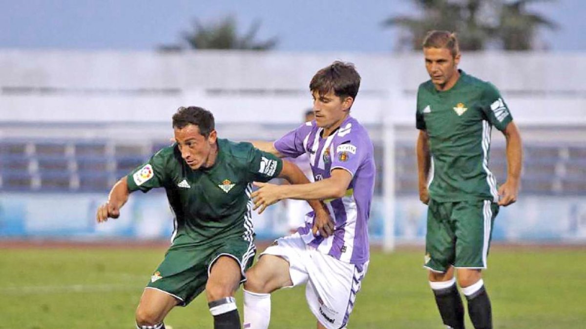 Toni intenta quitar el balón a Guardado ante la mirada de Joaquín en el partido disputado ayer en Marbella.-PHOTO-DEPORTE