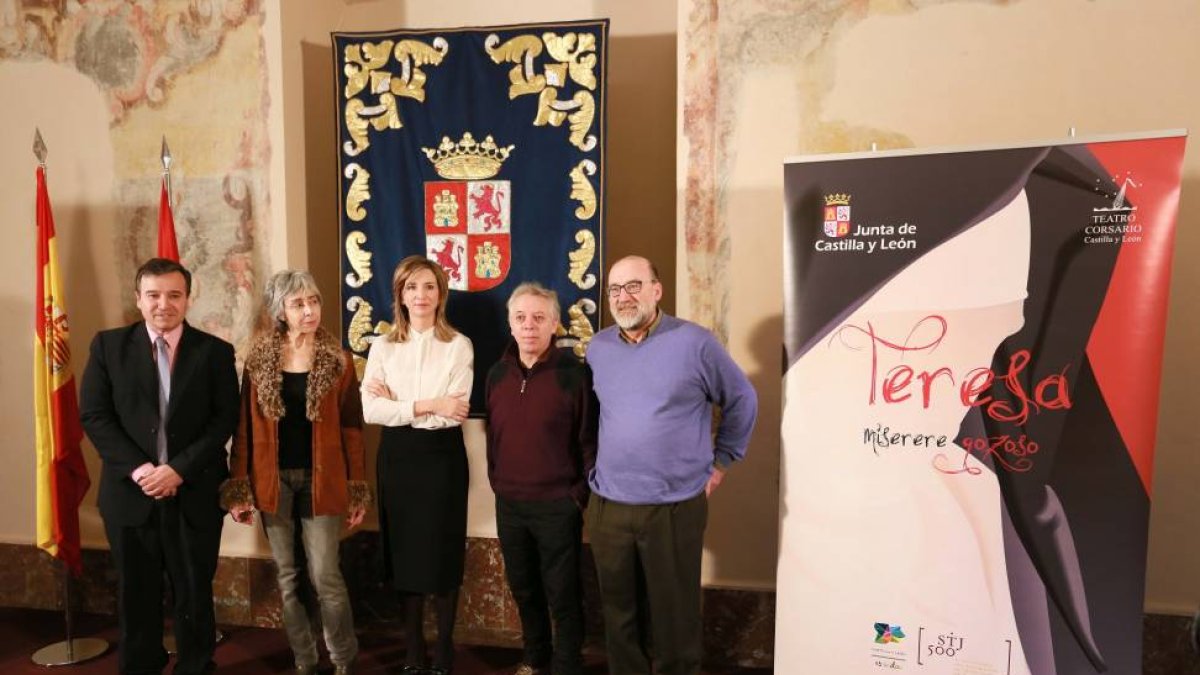 La consejera de Cultura y Turismo, Alicia García, el director general de Políticas Culturales, José Ramón Alonso y Luis Miguel García, Pilar y Julio Lázaro de la compañía Teatro Corsario presentan la obra 'Teresa. Miserere gozoso'-Ical